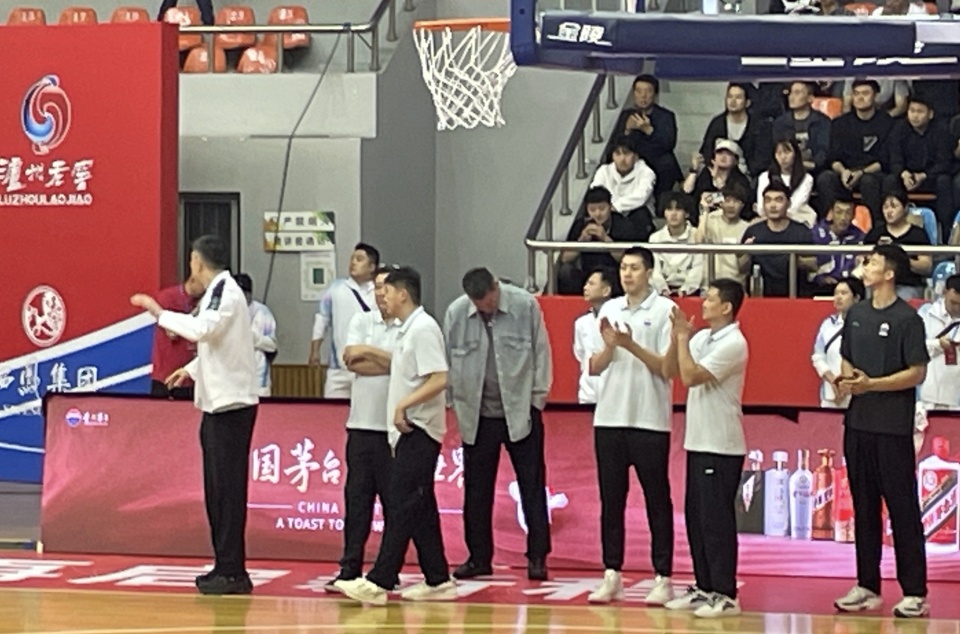 点的下方, 他在进攻端 点的下方, 他在进攻端