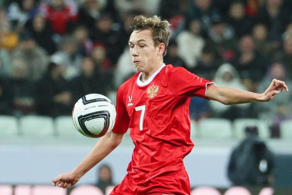 TpU, 场之利, 侧迎球推射